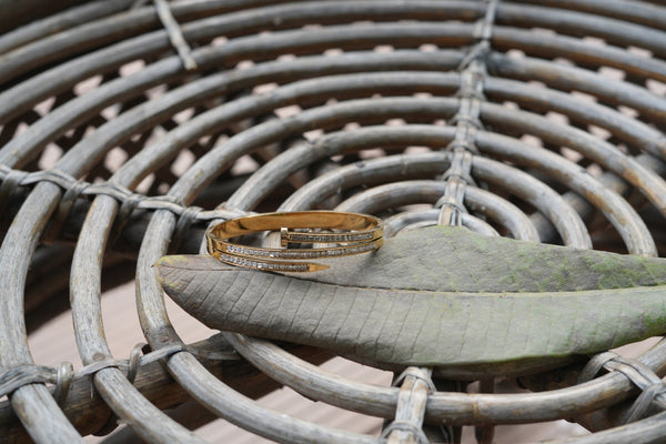 Viora Elegant Anti-Tarnish Nail-Inspired Bracelet