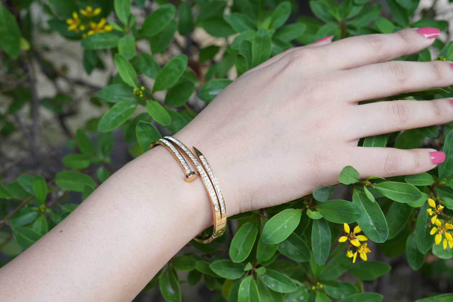 Viora Elegant Anti-Tarnish Nail-Inspired Bracelet