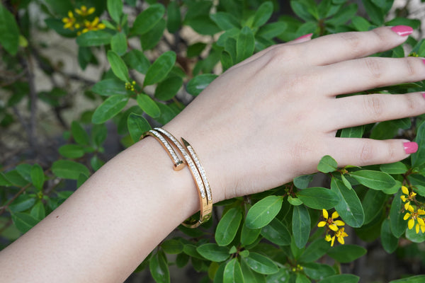 Viora Elegant Anti-Tarnish Nail-Inspired Bracelet