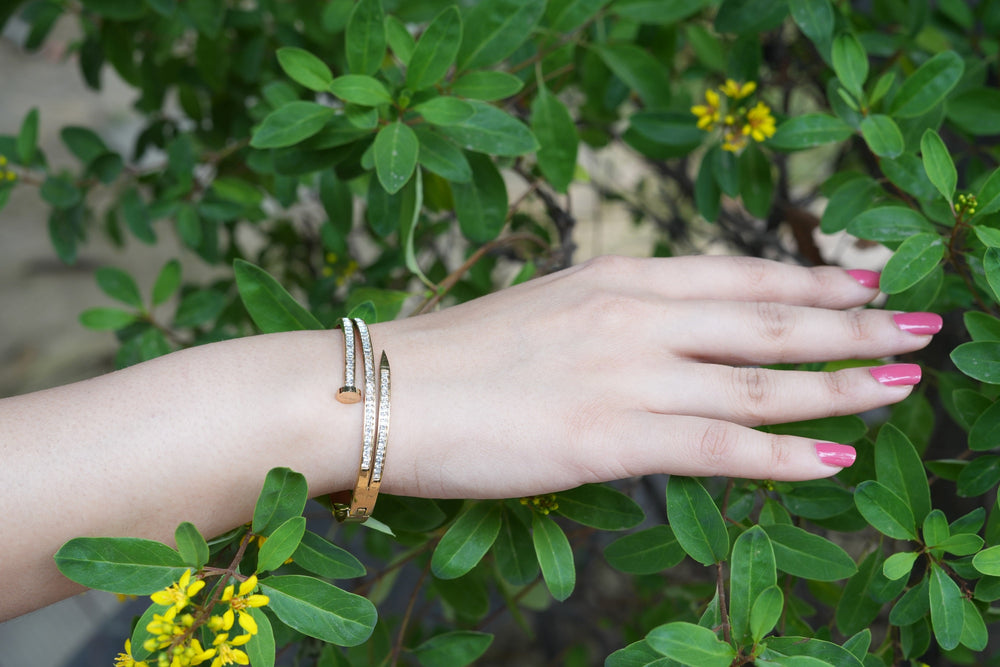 Viora Elegant Anti-Tarnish Nail-Inspired Bracelet