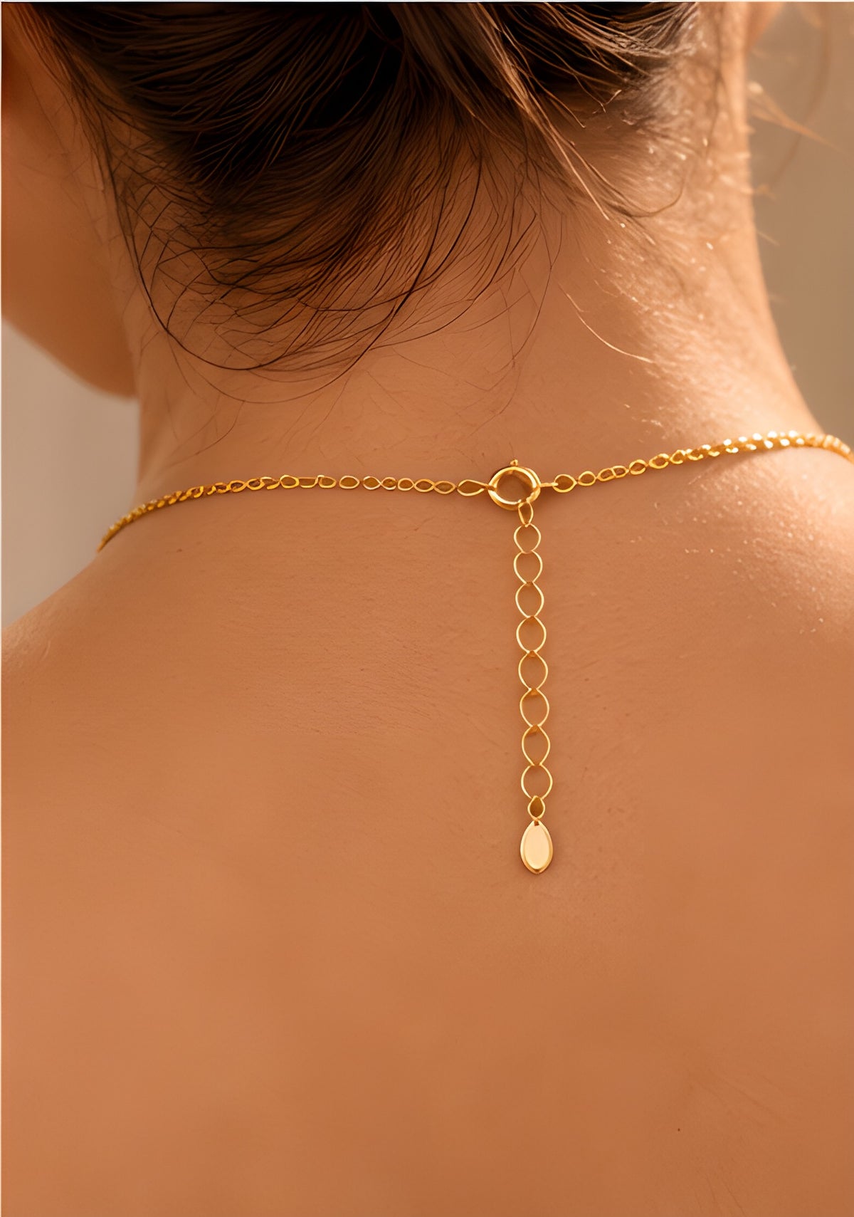 Back clasp and adjustable chain of Vioras gold pendant